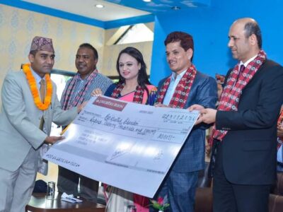 मञ्चले प्रदान गरेको पत्रकारिता पुरस्कार ग्रहण गर्दै वैकुण्ठ भण्डारी