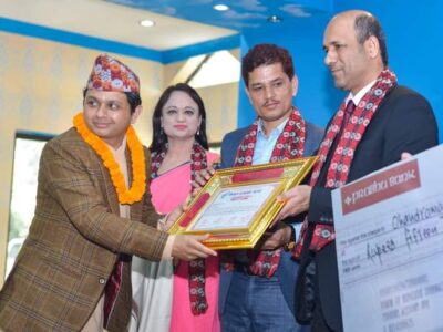 मञ्चले प्रदान गरेको पत्रकारिता पुरस्कार ग्रहण गर्दै चन्द्रमणि भट्टराई