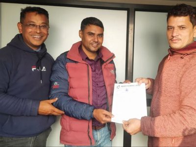 पत्रकार अधिकारी र जाेशीलाई मानार्थ सदस्यता प्रदान